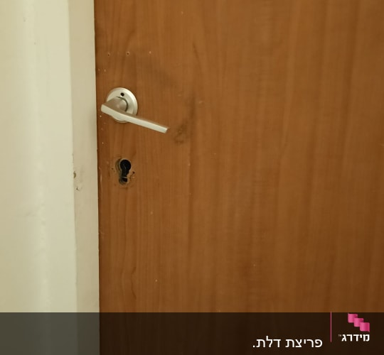 ידית דלת עם חור מנעול חשוף